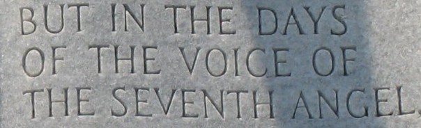 Gros plan de l’inscription sur la tombe de William Branham