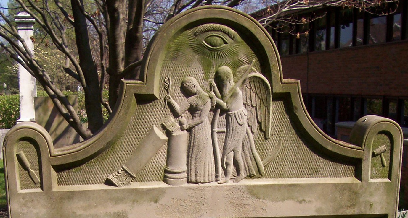 Œil qui voit tout et symboles maçonniques sur une tombe