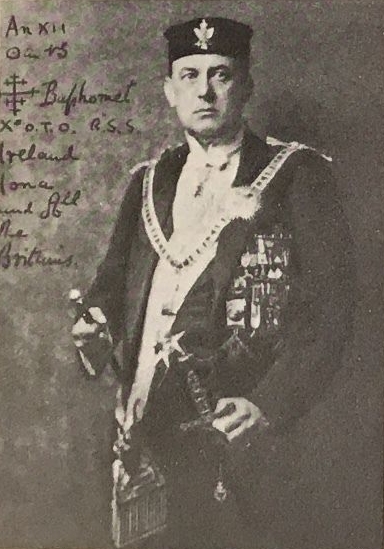 Aleister Crowley en tenue maçonnique
