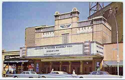 Détail : symbole du disque solaire sur un bâtiment